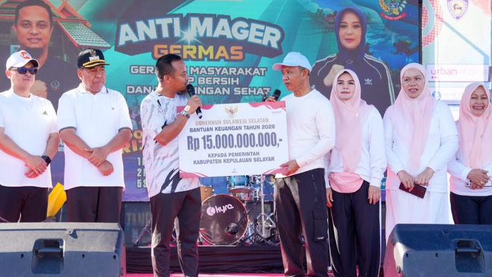 Gubernur Sulsel Serahkan Bantuan Keuangan Rp15 Miliar ke Selayar, Ini Pesan Andi Sudirman Sulaiman