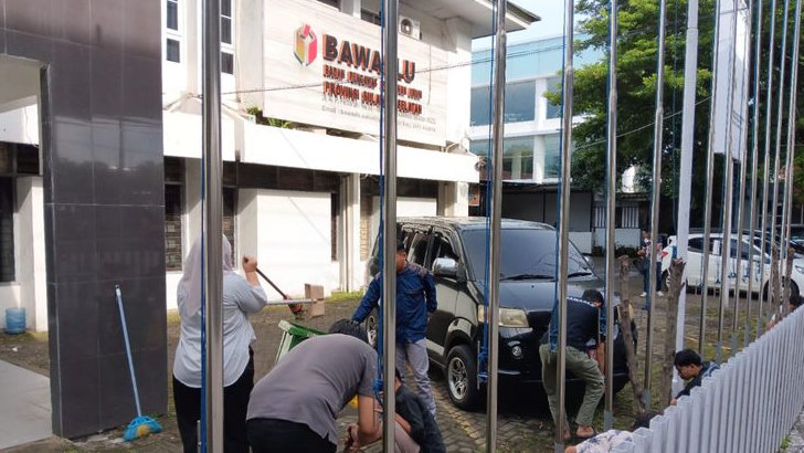 Jumat Sehati Jumpa Berlian, Bawaslu Sulsel Perkuat Kebersamaan dan Kepedulian Lingkungan