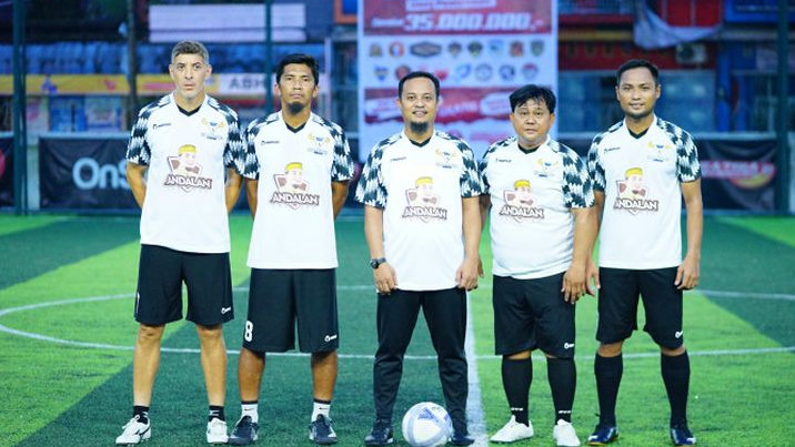 Momen Andi Sudirman Sulaiman Main Sepak Bola Bersama Legenda PSM di Gowa