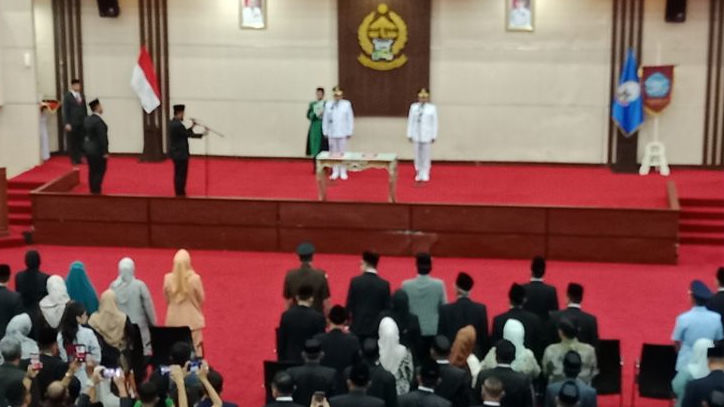Momen Pendukung Kompak Teriak Sah Saat Pelantikan Bupati dan Wakil Bupati Jeneponto