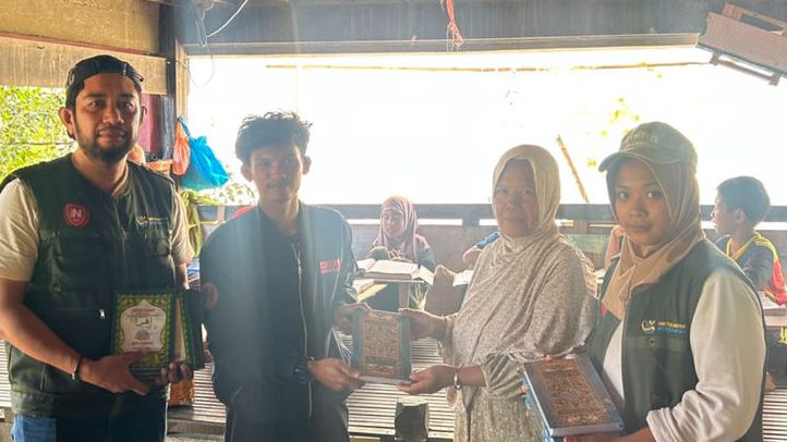 KKN-T Nobel Indonesia Bantu 5 TPA di Pinrang, 104 Santri Terima Alquran