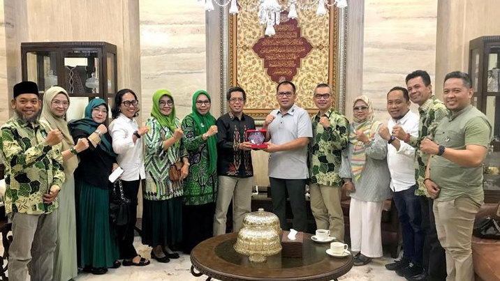 KAHMI Kota Makassar Datang Khusus Ke Danny Pomanto, Serahkan Plakat Organisasi