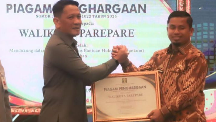 Selamat! Tasming Hamid Terima Penghargaan dari Kemenkum atas Dukungan Pembentukan Posbakum di Parepare