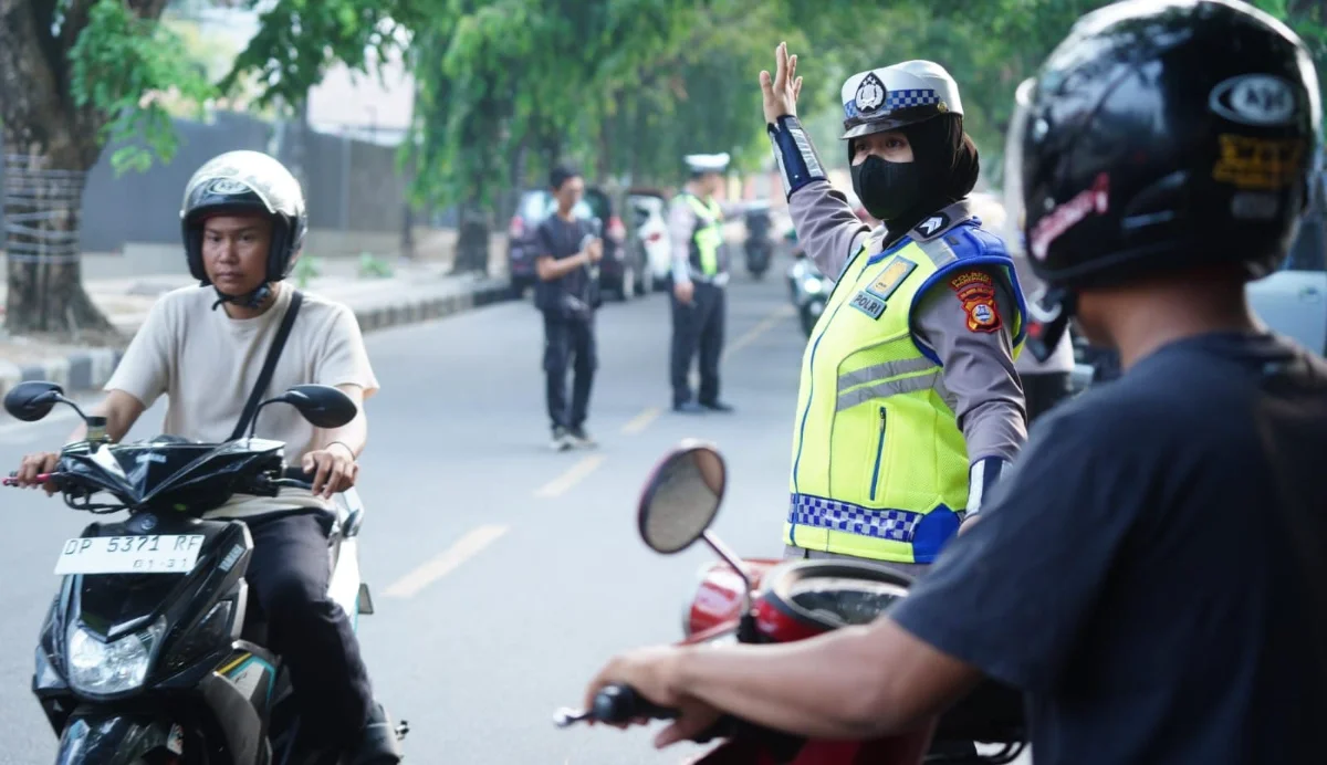 Personel Satlantas Polres Parepare saat melakukan penertiban kendaraan di ruas jalan