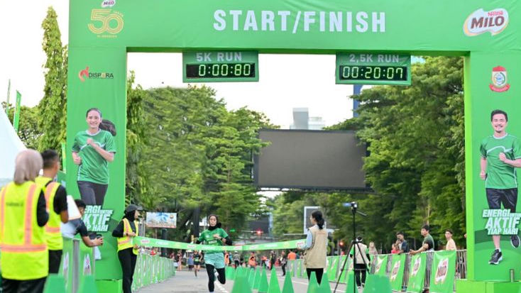 Asnida Aras Juara 1 Lari 5K Road to MILO Activ Indonesia Race 2024 Makassar Series
