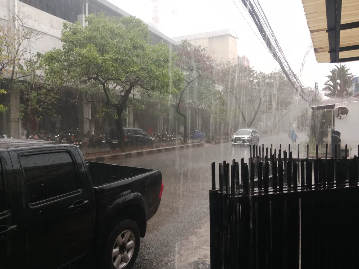 Hujan Lebat Mulai Guyur Kota Makassar