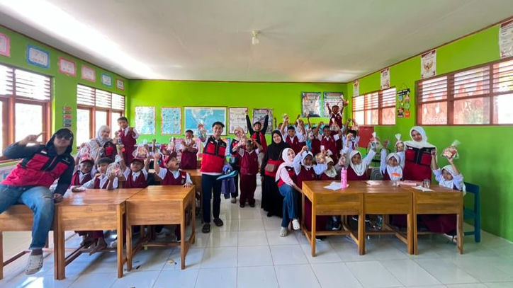 KKN Unhas di Bantaeng Sulap Limbah Tutup Botol Plastik Jadi Gantungan Kunci, Siswa SD Ikut Praktik