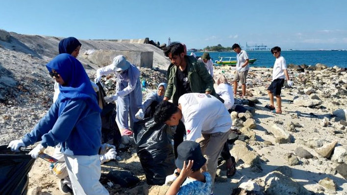 IMIKI Makassar Kumpulkan 95,6 Kg Sampah Plastik Saat Family Gathering di Pulau Gusung