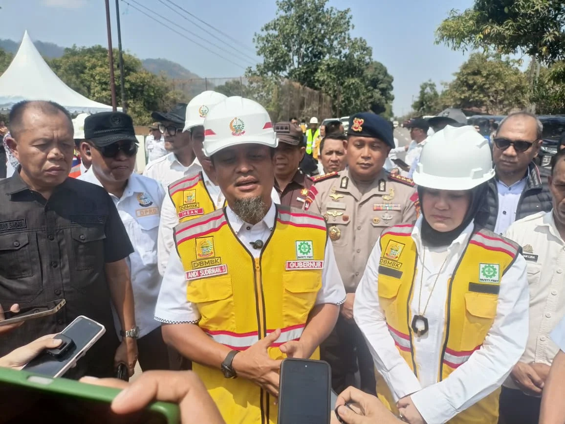 Gubernur Sulawesi Selatan Andi Sudirman Sulaiman menyampaikan pandangan tentang dampak program MBG dan Sekolah Rakyat pada dua tahun pemerintahan Prabowo-Gibran
