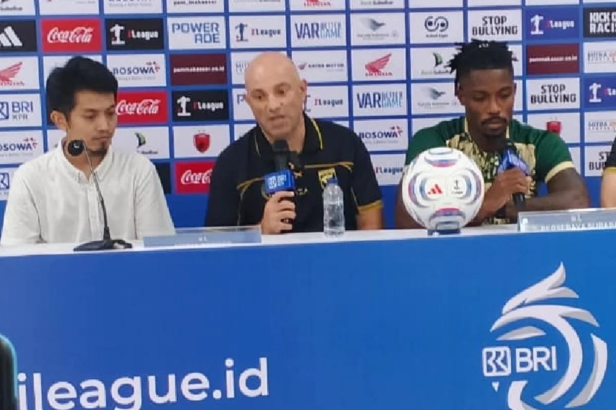 Bernardo Tavares saat konferensi pers menjelang laga PSM Makassar vs Persebaya Surabaya