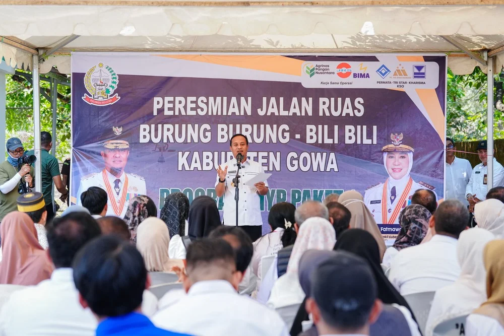 Gubernur Sulawesi Selatan Andi Sudirman Sulaiman meresmikan ruas jalan Burung-Burung dan jalan Bili-Bili sepanjang 6,95 kilometer di Kabupaten Gowa