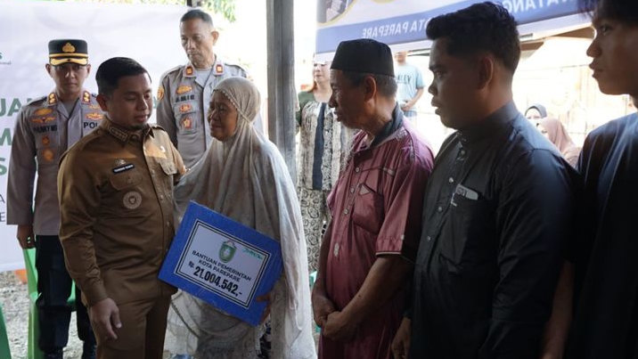 Wali Kota Parepare Tasming Hamid Serahkan Bantuan Tunai untuk Korban Kebakaran Watang Soreang