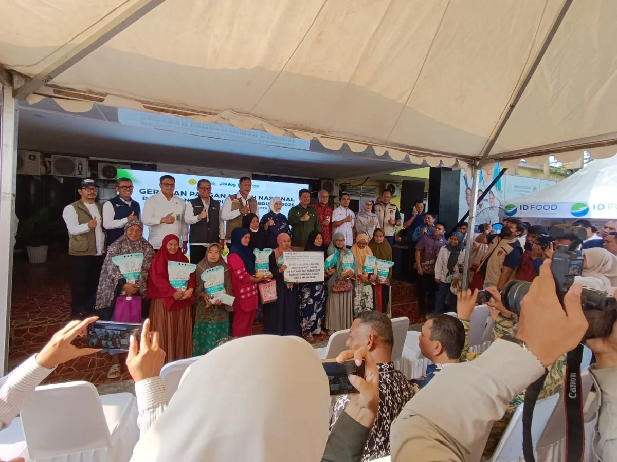 Gerakan Pangan Murah Nasional di halaman Kantor Perumda Pasar Makassar, Kamis, 22 Oktober 2026.
