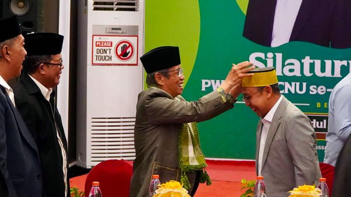 Gus Rozin Terima Songkok Guru dari Rais Syuriah PWNU Sulsel, Simbol Persaudaraan Ulama NU