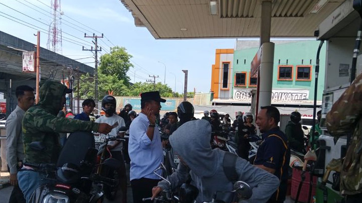 BREAKING NEWS: Gubernur Sulsel Sidak SPBU Pettarani, Antrean Mengular Ternyata karena Ini