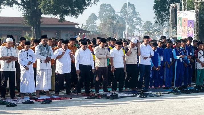 Ribuan Peserta Kemah Pramuka Madrasah Provinsi Sulsel Salat Istisqa di Cadika Gowa