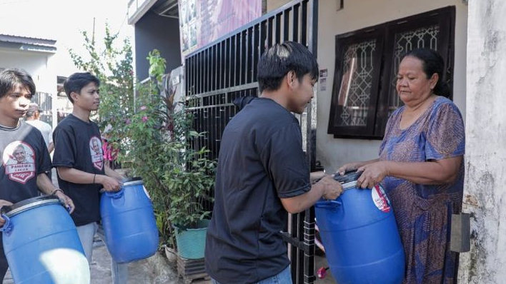 Pandawa Ganjar Serahkan Tempat Sampah Bagi Warga di Makassar